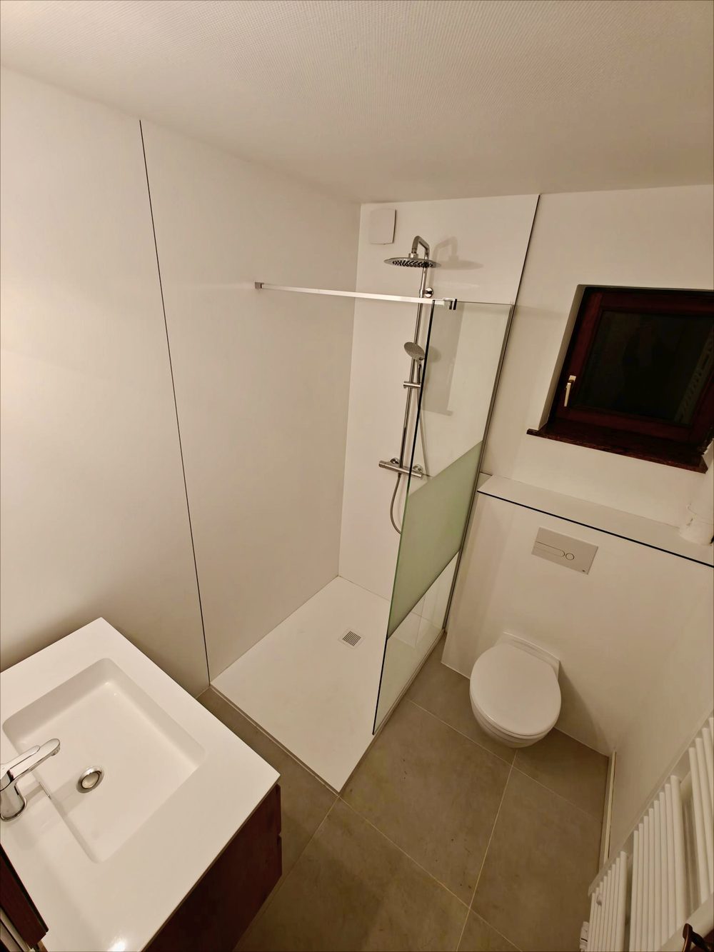 Après travaux : douche de plain-pied, meuble vasque et WC dans la même pièce